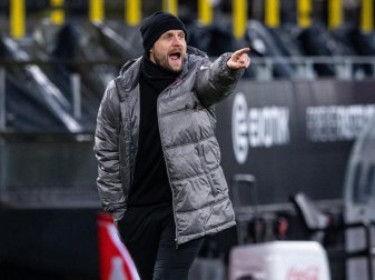 Der Mainzer Trainer Bo Svensson steht an der Seitenlinie und gibt Anweisungen an seine Spieler. Foto: Guido Kirchner/dpa-Pool/dpa/Archivbild Der Mainzer Trainer Bo Svensson steht an der Seitenlinie und gibt Anweisungen an seine Spieler. Foto: Guido Kirchner/dpa-Pool/dpa/Archivbild
