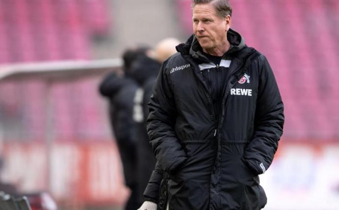 Kölns Trainer Markus Gisdol sieht den kommenden Gegner FC Schalke 04 teilweise als zu wohlwollend dargestellt. Foto: Marius Becker/dpa