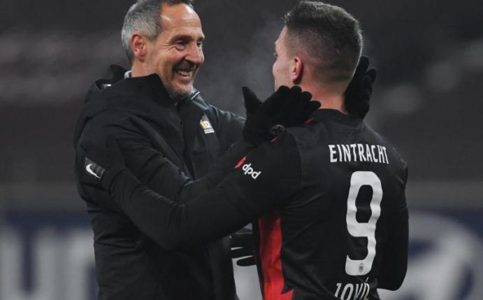 Frankfurts Trainer Adi Hütter (l) bedankte sich beim zweifachen Torschützen Luka Jovic. Foto: Arne Dedert/dpa