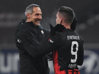 Frankfurts Trainer Adi Hütter (l) bedankte sich beim zweifachen Torschützen Luka Jovic. Foto: Arne Dedert/dpa Frankfurts Trainer Adi Hütter (l) bedankte sich beim zweifachen Torschützen Luka Jovic. Foto: Arne Dedert/dpa