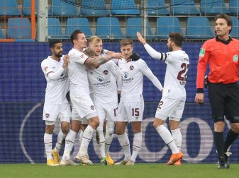 Mannschaft und Trainer verzichten auf Teile ihrer Bezüge Mannschaft und Trainer verzichten auf Teile ihrer Bezüge