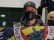 Mesut Özil posiert in Istanbul mit einem Fenerbahce-Schal. Foto: Uncredited/AP/dpa