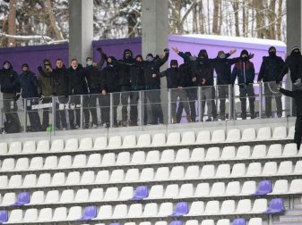 Keine willkommene Unterstützung: Aue-Fans beim Heimspiel gegen Düsseldorf. Foto: Robert Michael/dpa-Zentralbild/dpa