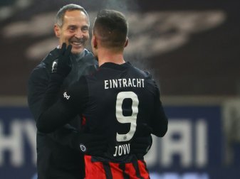 Adi Hütter hält sich bei Jovic noch bedeckt Adi Hütter hält sich bei Jovic noch bedeckt