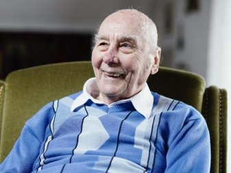 Ist nach einem schweren Sturz und Aufenthalt in der Reha-Klinik wieder dabeim: Horst Eckel. Foto: Uwe Anspach/dpa