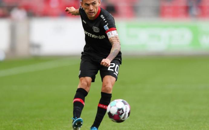 Leverkusen beginnt gegen den BVB überraschend mit Kapitän Charles Aranguiz. Foto: Tom Weller/dpa