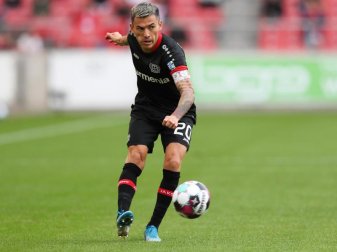 Leverkusen beginnt gegen den BVB überraschend mit Kapitän Charles Aranguiz. Foto: Tom Weller/dpa Leverkusen beginnt gegen den BVB überraschend mit Kapitän Charles Aranguiz. Foto: Tom Weller/dpa