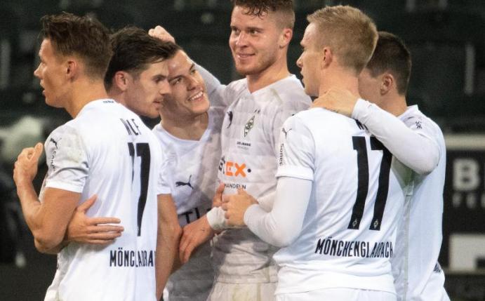 Nico Elvedi (M) traf für die Gladbacher zum 1:0. Foto: Federico Gambarini/dpa