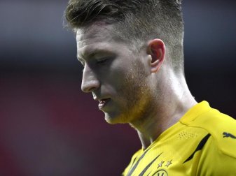 Hat mit seinem Team das Verfolgerduell verloren: Dortmunds Marco Reus geht enttäuscht vom Platz. Foto: Martin Meissner/Pool AP/dpa