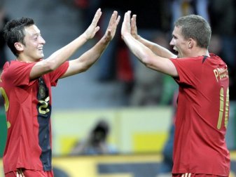 Sehen sich in der in der türkischen Süper Lig wieder: Mesut Özil (l) und Lukas Podolski. Foto: Federico Gambarini/dpa