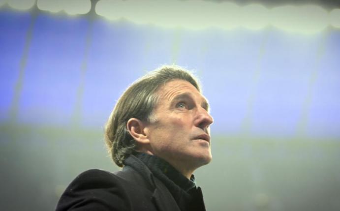 Besorgter Blick: Für Trainer Bruno Labbadia wird die Luft bei Hertha BSC immer dünner. Foto: Soeren Stache/dpa-Zentralbild/ZB