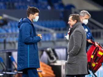 Schalke-Neuzugang Klaas-Jan Huntelaar (l) unterhält sich vor der Partie mit Kölns Sportdirektor Horst Heldt. Foto: Marius Becker/dpa Schalke-Neuzugang Klaas-Jan Huntelaar (l) unterhält sich vor der Partie mit Kölns Sportdirektor Horst Heldt. Foto: Marius Becker/dpa