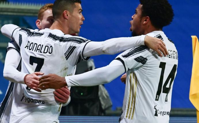 Ronaldo (M.) jubelt mit seinen Teamkollegen 