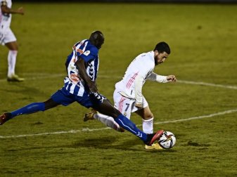 Ali Diakite (l) von CD Alcoyano stoppt Madrids Eden Hazard mit einer beherzten Grätsche. Foto: Jose Breton/AP/dpa Ali Diakite (l) von CD Alcoyano stoppt Madrids Eden Hazard mit einer beherzten Grätsche. Foto: Jose Breton/AP/dpa