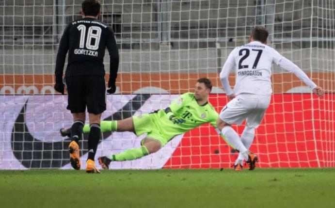 Der Pfosten rettete Keeper Manuel Neuer (M) und dem FC Bayern drei Punkte in Augsburg. Foto: Sven Hoppe/dpa