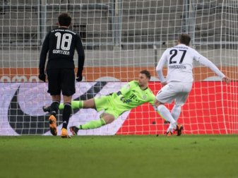 Der Pfosten rettete Keeper Manuel Neuer (M) und dem FC Bayern drei Punkte in Augsburg. Foto: Sven Hoppe/dpa Der Pfosten rettete Keeper Manuel Neuer (M) und dem FC Bayern drei Punkte in Augsburg. Foto: Sven Hoppe/dpa