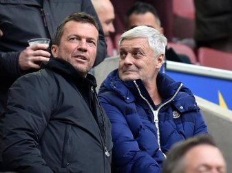 Könnte sich Lothar Matthäus gut als Bundestrainer vorstellen: Armin Veh (r). Foto: Johannes Neudecker/dpa Könnte sich Lothar Matthäus gut als Bundestrainer vorstellen: Armin Veh (r). Foto: Johannes Neudecker/dpa