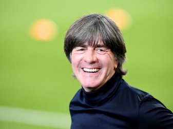 Joachim Löw beobachtet wieder vor Ort im Stadion Joachim Löw beobachtet wieder vor Ort im Stadion