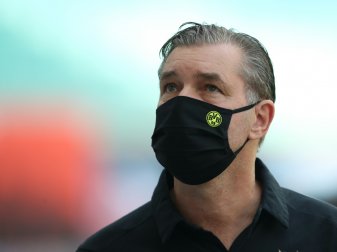 Michael Zorc nach 2:4 in Gladbach bedient Michael Zorc nach 2:4 in Gladbach bedient
