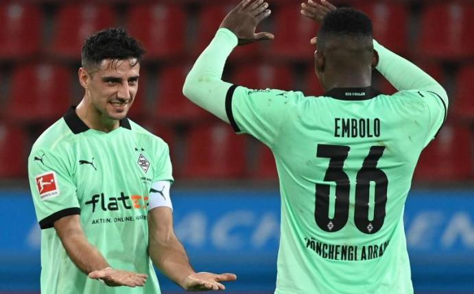 Nimmt Breel Embolo (r) in die Pflicht: Gladbach-Kapitän Lars Stindl. Foto: Ina Fassbender/AFP POOL/dpa
