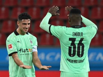 Nimmt Breel Embolo (r) in die Pflicht: Gladbach-Kapitän Lars Stindl. Foto: Ina Fassbender/AFP POOL/dpa Nimmt Breel Embolo (r) in die Pflicht: Gladbach-Kapitän Lars Stindl. Foto: Ina Fassbender/AFP POOL/dpa