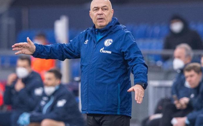 Gibt sich trotz bedrohlicher Lage optimistisch Schalke-Coach Christian Gross. Foto: Guido Kirchner/dpa