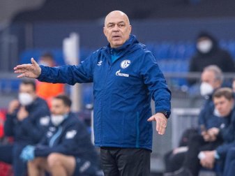 Gibt sich trotz bedrohlicher Lage optimistisch Schalke-Coach Christian Gross. Foto: Guido Kirchner/dpa Gibt sich trotz bedrohlicher Lage optimistisch Schalke-Coach Christian Gross. Foto: Guido Kirchner/dpa