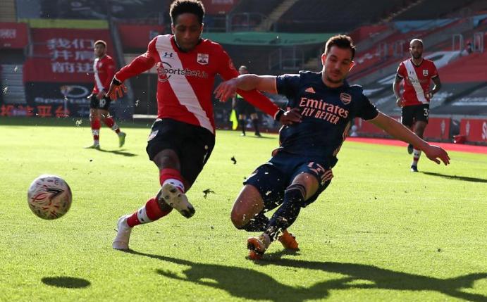 Southamptons Kyle Walker-Peters (l) und Arsenals Cedric Soares kämpfen um den Ball. Foto: Catherine Ivill/PA Wire/dpa