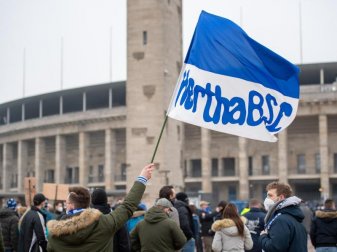 Hertha-Fans demonstrieren vor dem Olympiastadion und fordern den Rücktritt von Manager Preetz und der Club-Führung. Foto: Christophe Gateau/dpa