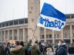 Hertha-Fans demonstrieren vor dem Olympiastadion und fordern den Rücktritt von Manager Preetz und der Club-Führung. Foto: Christophe Gateau/dpa