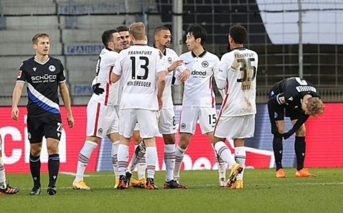 Frankfurt gewinnt souverän in Bielefeld