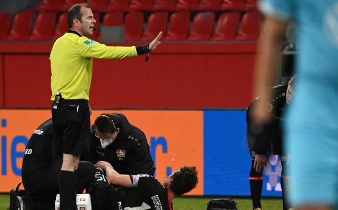 Leverkusens Julian Baumgartlinger musste gegen Wolfsburg bereits wenige Minuten nach seiner Einwechslung vom Platz. Foto: Ina Fassbender/AFP/Pool/dpa