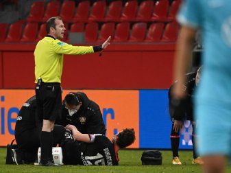Leverkusens Julian Baumgartlinger musste gegen Wolfsburg bereits wenige Minuten nach seiner Einwechslung vom Platz. Foto: Ina Fassbender/AFP/Pool/dpa Leverkusens Julian Baumgartlinger musste gegen Wolfsburg bereits wenige Minuten nach seiner Einwechslung vom Platz. Foto: Ina Fassbender/AFP/Pool/dpa
