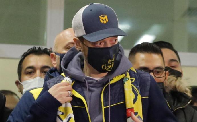 Mesut Özil (M) bei seiner Ankunft in Istanbul. Foto: Str/AP/dpa
