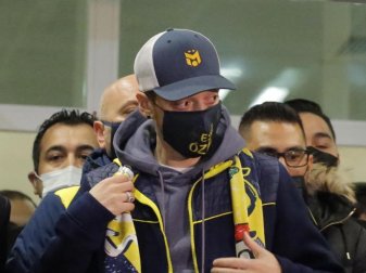 Mesut Özil (M) bei seiner Ankunft in Istanbul. Foto: Str/AP/dpa Mesut Özil (M) bei seiner Ankunft in Istanbul. Foto: Str/AP/dpa