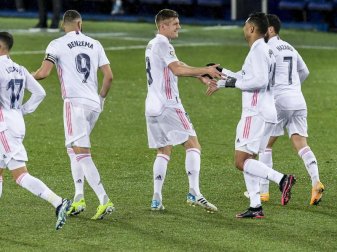 Casemiro (2.v.r) brachte Real Madrid nach Vorlage von Toni Kroos (M) in Führung. Foto: Alvaro Barrientos/AP/dpa