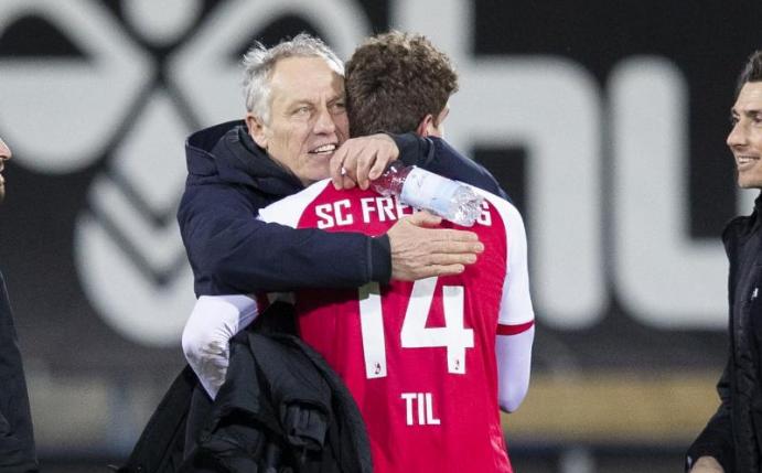 Freude über den Sieg: Freiburg-Coach Christian Streich (l) und Guus Til. Foto: Tom Weller/dpa