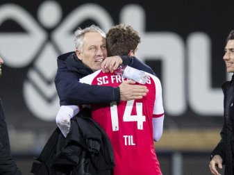 Freude über den Sieg: Freiburg-Coach Christian Streich (l) und Guus Til. Foto: Tom Weller/dpa Freude über den Sieg: Freiburg-Coach Christian Streich (l) und Guus Til. Foto: Tom Weller/dpa