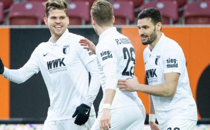 Augsburger Matchwinner gegen Union: Florian Niederlechner (l). Foto: Matthias Balk/dpa