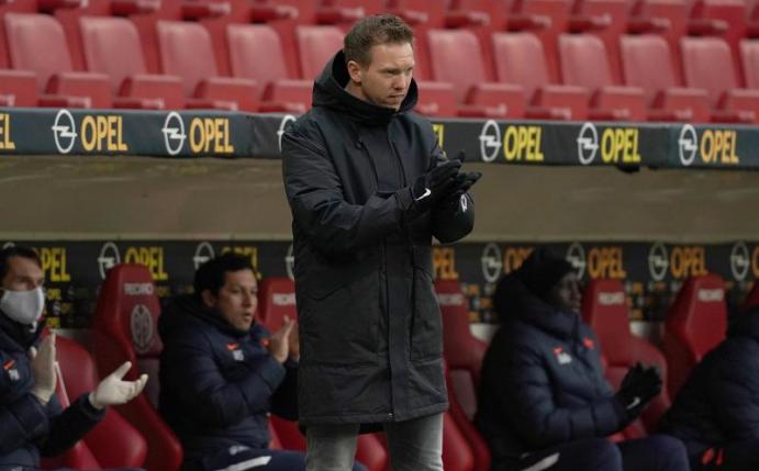 Sah in Mainz nicht viel Erwärmendes: RB-Coach Julian Nagelsmann. Foto: Hasan Bratic/dpa