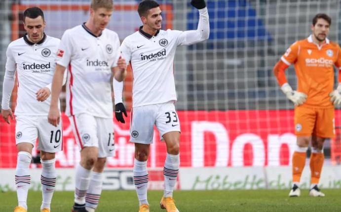 Die Frankfurter um Filip Kostic (r) brillierten in Bielefeld. Foto: Friso Gentsch/dpa