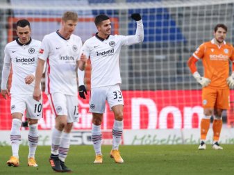 Die Frankfurter um Filip Kostic (r) brillierten in Bielefeld. Foto: Friso Gentsch/dpa Die Frankfurter um Filip Kostic (r) brillierten in Bielefeld. Foto: Friso Gentsch/dpa