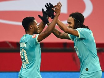 Torschütze Ridle Baku (l) ließ sich nach seinem Tor von Mitspieler Kevin Mbabu feiern. Foto: Ina Fassbender/AFP/Pool/dpa Torschütze Ridle Baku (l) ließ sich nach seinem Tor von Mitspieler Kevin Mbabu feiern. Foto: Ina Fassbender/AFP/Pool/dpa