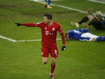 Bayerns Robert Lewandowski traf auch gegen Schalke. Foto: Leon Kuegeler/Reuters/Pool/dpa Bayerns Robert Lewandowski traf auch gegen Schalke. Foto: Leon Kuegeler/Reuters/Pool/dpa