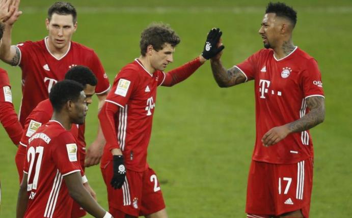 Thomas Müller (2.v.r) spricht sich für einen Verbleib von Jérôme Boateng (r) beim FC Bayern aus. Foto: Leon Kuegeler/Reuters/Pool/dpa