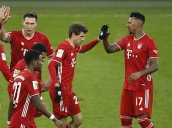 Thomas Müller (2.v.r) spricht sich für einen Verbleib von Jérôme Boateng (r) beim FC Bayern aus. Foto: Leon Kuegeler/Reuters/Pool/dpa Thomas Müller (2.v.r) spricht sich für einen Verbleib von Jérôme Boateng (r) beim FC Bayern aus. Foto: Leon Kuegeler/Reuters/Pool/dpa