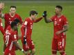 Thomas Müller (2.v.r) spricht sich für einen Verbleib von Jérôme Boateng (r) beim FC Bayern aus. Foto: Leon Kuegeler/Reuters/Pool/dpa