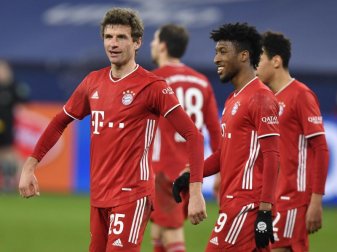 Breite Brust: Thomas Müller (l) und der FC Bayern führen die Bundesliga-Tabelle mit sieben Punkten an. Foto: Martin Meissner/Pool AP/dpa Breite Brust: Thomas Müller (l) und der FC Bayern führen die Bundesliga-Tabelle mit sieben Punkten an. Foto: Martin Meissner/Pool AP/dpa