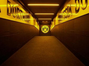 Borussia Dortmund hat sich in der Corona-Krise mit seinen Profis auf einen weiteren Gehaltsverzicht geeinigt. Foto: Bernd Thissen/dpa Borussia Dortmund hat sich in der Corona-Krise mit seinen Profis auf einen weiteren Gehaltsverzicht geeinigt. Foto: Bernd Thissen/dpa