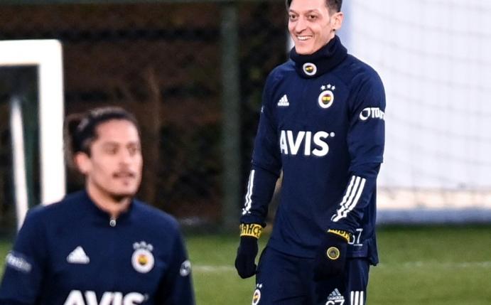 Mesut Özil wird euphorisch begrüßt bei Fenerbahce